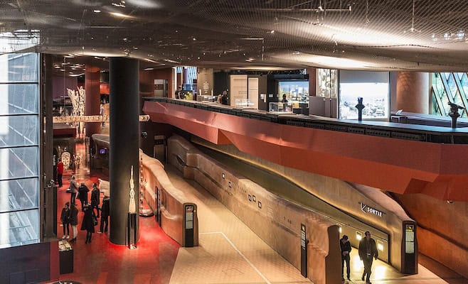 Espaces intérieurs du Musée du quai Branly à Paris accueillant la visite guidée Calliopée de l'exposition Violence silencieuse de Roméo Mivekannin.
