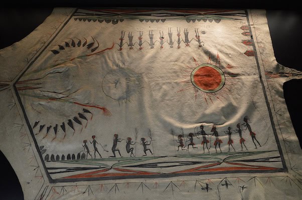 Robe dite aux trois villages de l'Arkansas en peau peinte Quapaw, présentée lors de la visite guidée Calliopée de l'exposition Premières Nations au Musée du quai Branly.